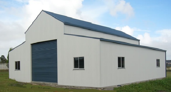 White American barn with a raised centre section, large roller door and windows