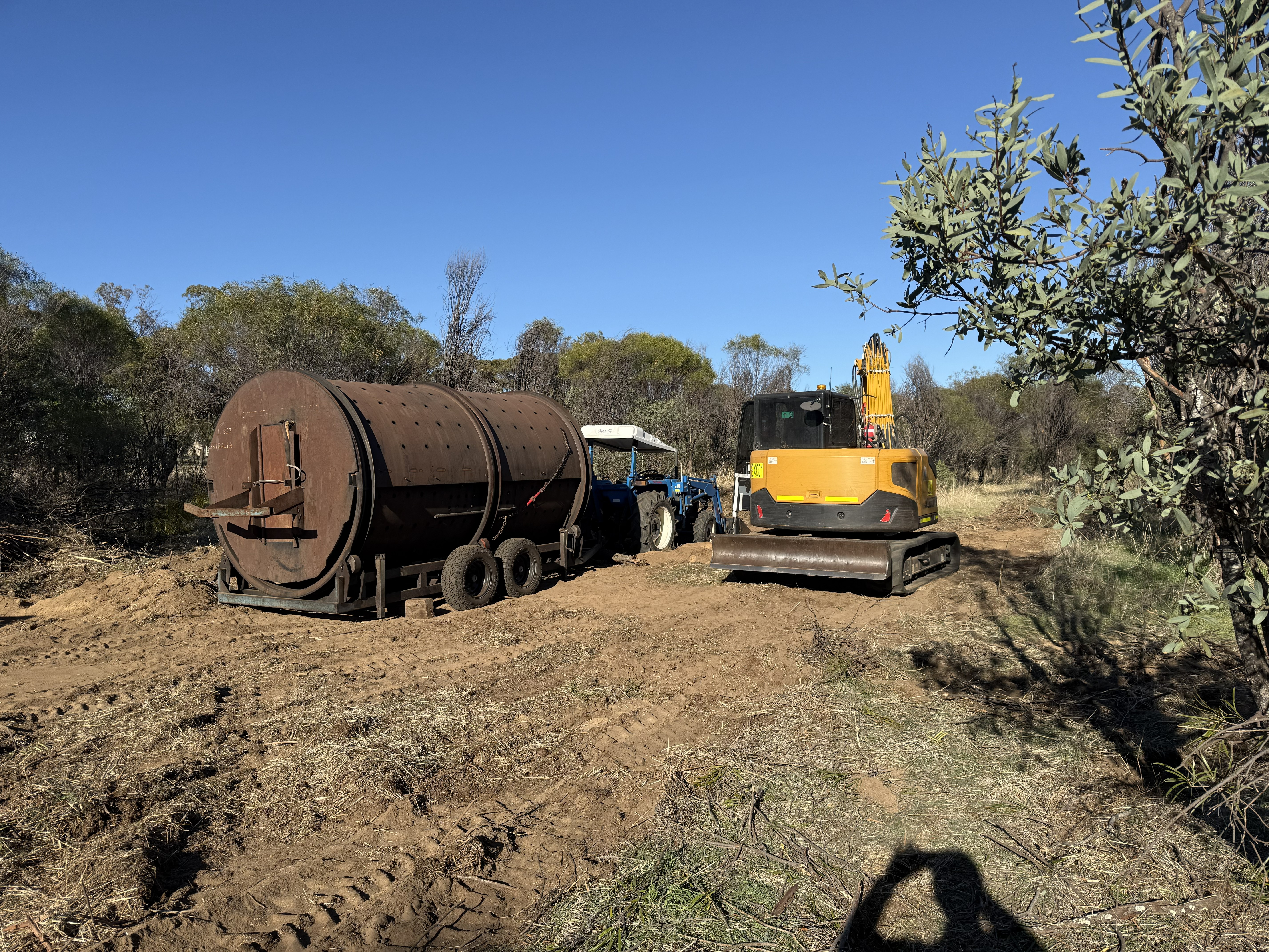 Tumbler and excavator on site