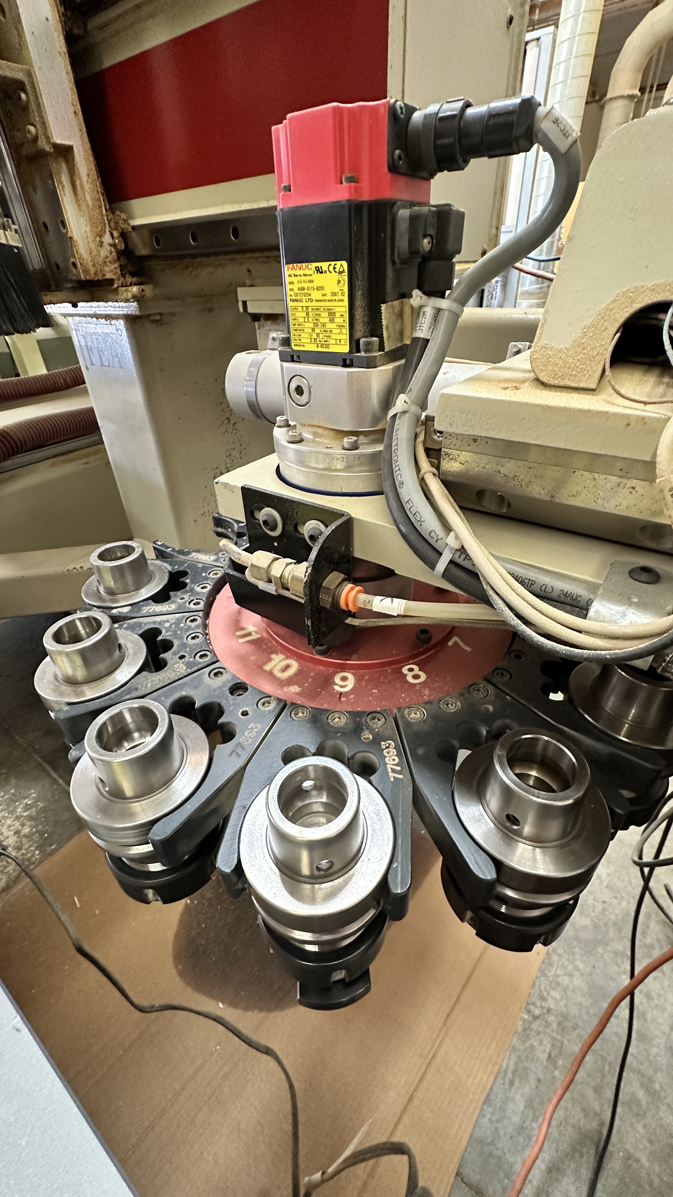 KOMO CNC automatic tool changer with multiple router bits for different cut profiles